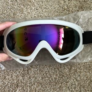 White Snowboarding/Skiing/Sledding Glasses